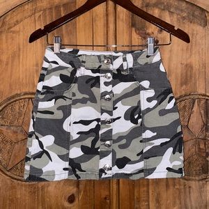 Almost Famous Camo high rise skirt size 3